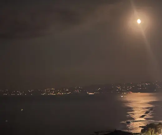 Kırık Bir Geceye AğıtGeceyi ikiye böldüm bugün,Bir yarısı se...